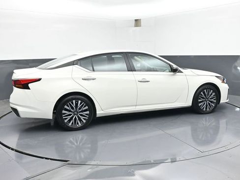 Used 2025 Nissan Altima 2.5 SV FWD image 3