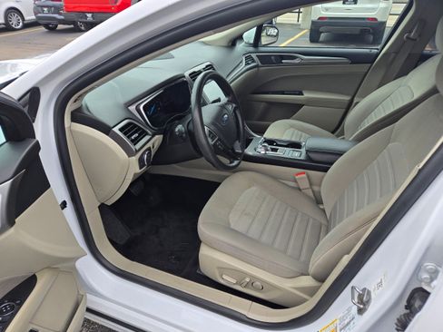 Used 2019 Ford Fusion SE image 4