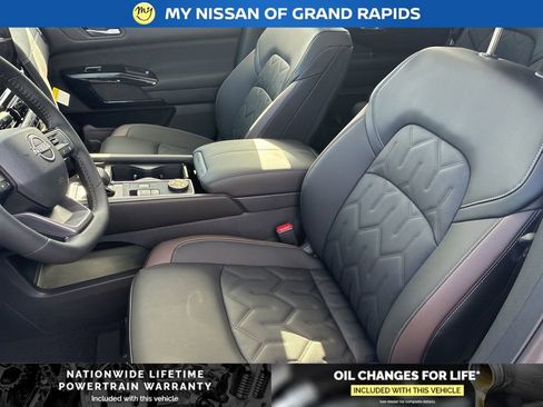 New 2026 Nissan Pathfinder Platinum image 14