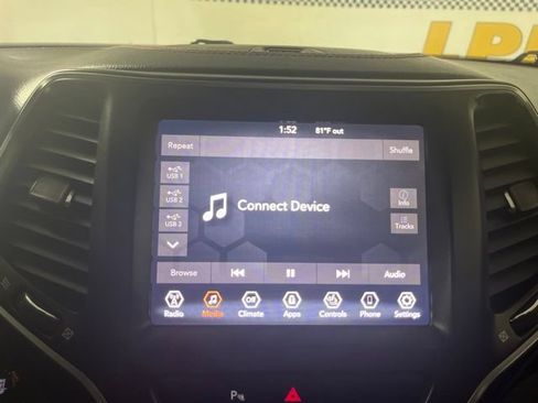 Used 2019 Jeep Cherokee Trailhawk w/ Comfort/Convenience Group AWD/4WD image 26