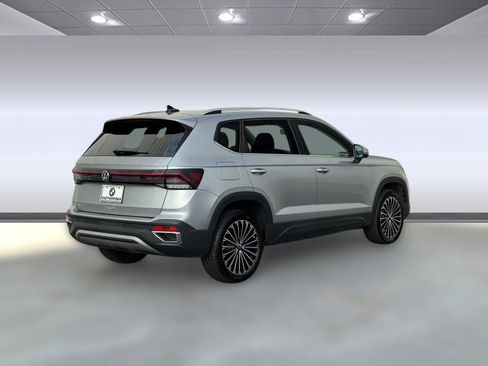 Used 2025 Volkswagen Taos SE image 8