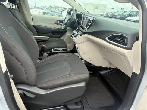 Used 2023 Chrysler Voyager LX FWD image 22