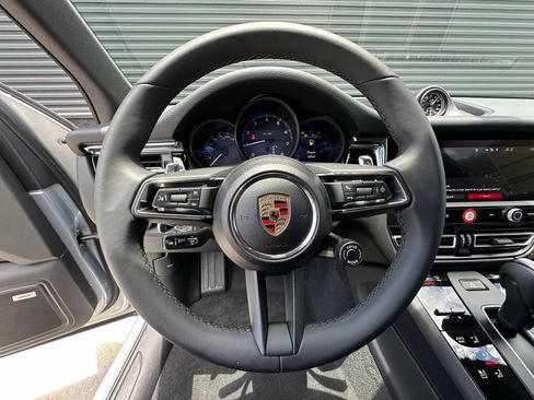 Used 2025 Porsche Macan image 19