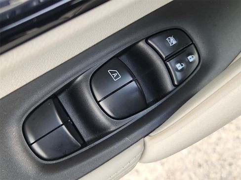 Used 2019 Nissan Rogue Sport SV FWD image 22