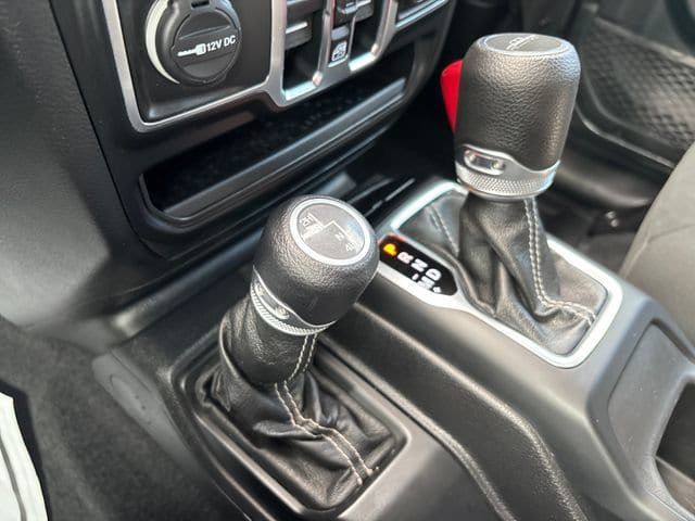 Used 2021 Jeep Gladiator Overland w/ Trailer Tow Package AWD/4WD image 17