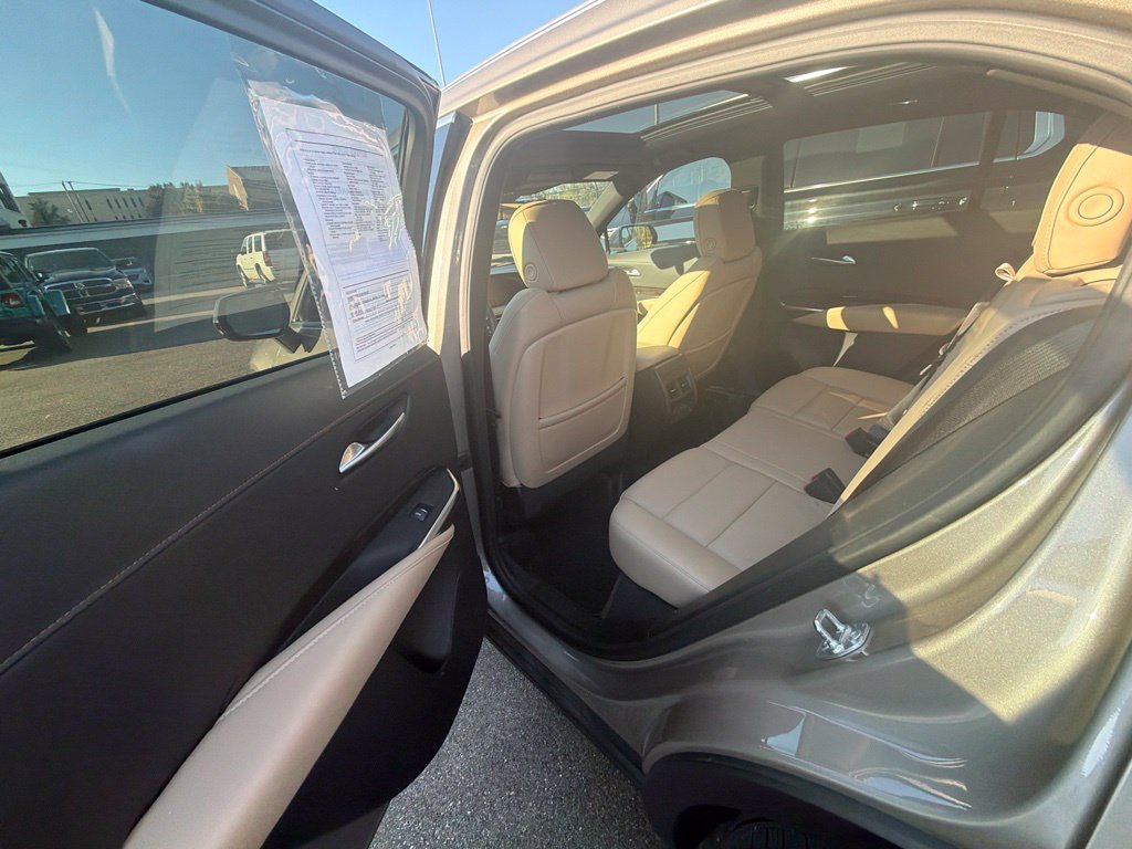 Used 2025 Cadillac XT4 Premium Luxury w/ Cold Weather Package FWD image 11