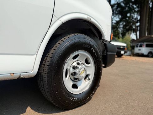 Used 2013 Chevrolet Express 2500 RWD image 20