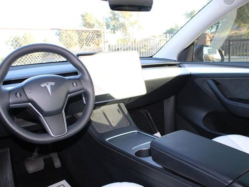 Used 2024 Tesla Model Y 2WD image 24