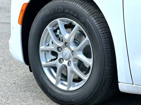 New 2027 Chrysler Pacifica Select FWD image 11