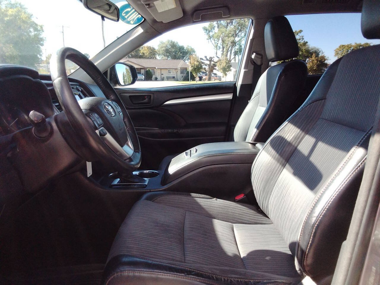 Used 2015 Toyota Highlander Plus FWD image 7