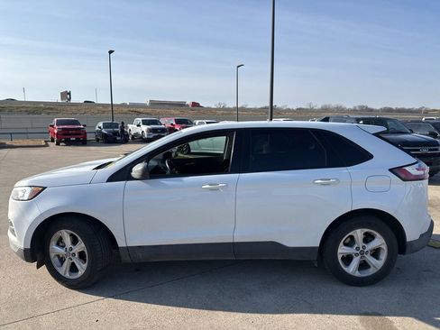 Used 2019 Ford Edge SE image 3