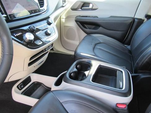 Used 2023 Chrysler Pacifica Touring-L FWD image 16
