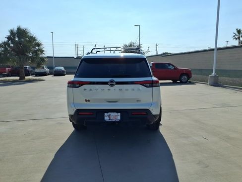 Used 2024 Nissan Pathfinder SV w/ SV Premium Package FWD image 4