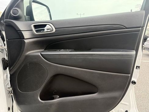 Used 2020 Jeep Grand Cherokee Laredo image 38