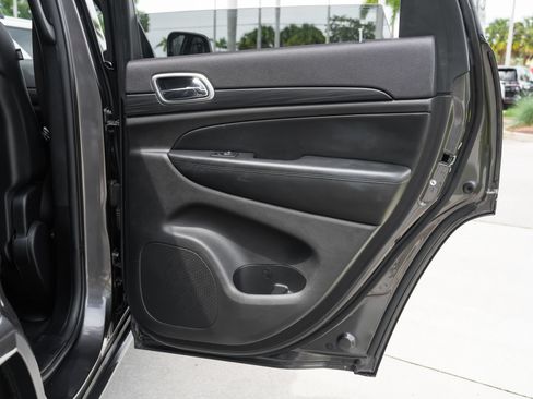 Used 2019 Jeep Grand Cherokee Altitude RWD image 35
