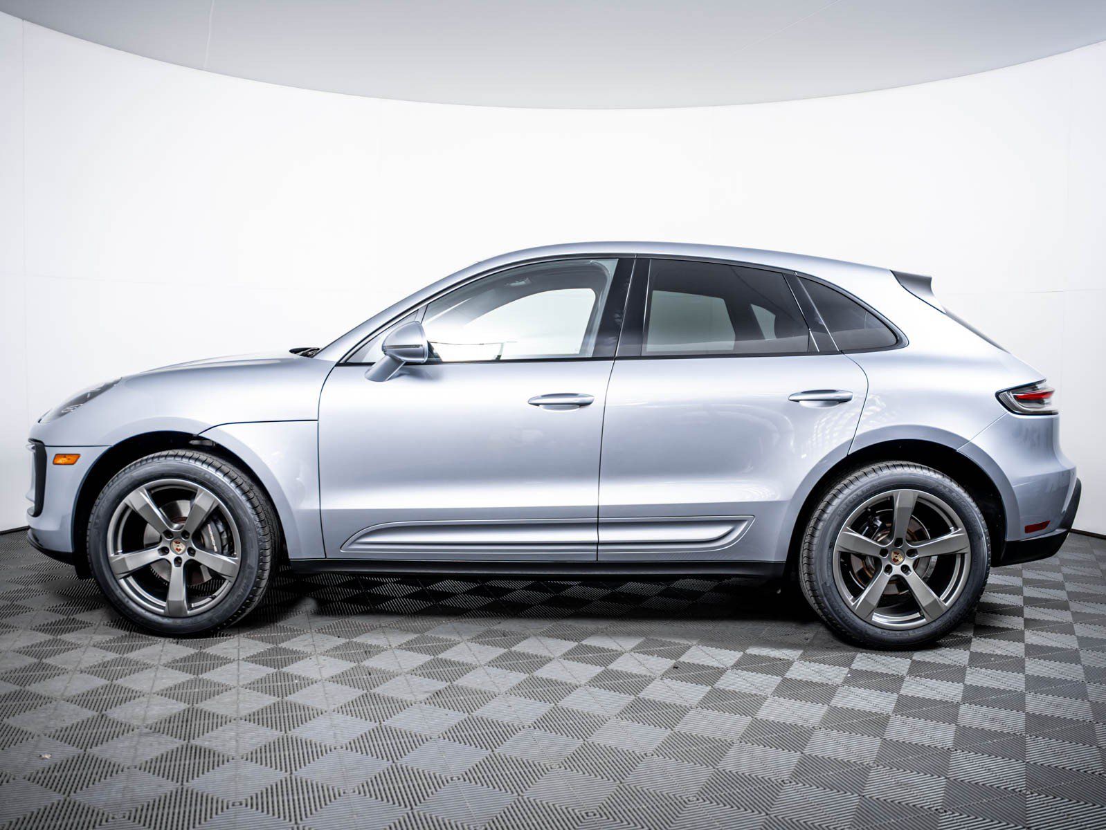 Certified 2023 Porsche Macan AWD/4WD image 2