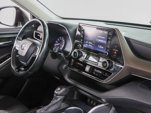 Used 2020 Toyota Highlander XLE FWD image 27