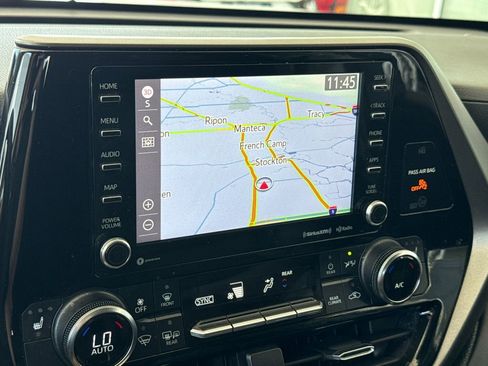 Used 2022 Toyota Highlander XLE FWD image 19