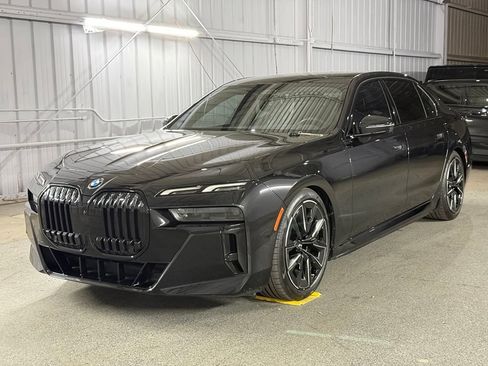 Used 2023 BMW i7 xDrive60 AWD/4WD image 1