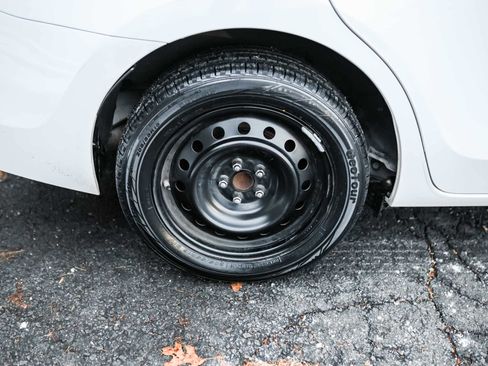 Used 2019 Toyota Corolla LE image 6