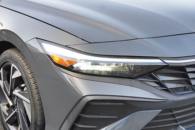 Certified 2025 Hyundai Elantra Sport FWD image 12