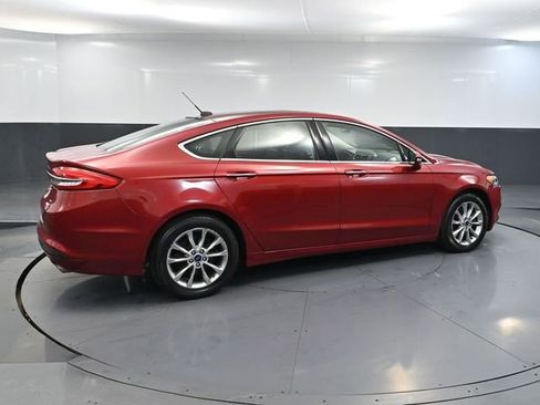 Used 2017 Ford Fusion SE w/ Fusion SE Technology Package image 4