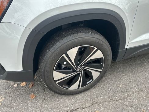 New 2026 Volkswagen Taos SE image 2