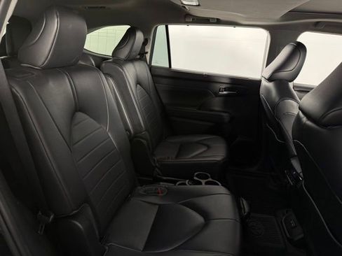 Used 2023 Toyota Highlander XLE AWD/4WD image 18