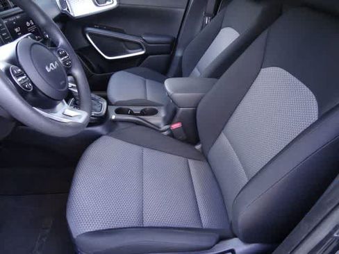 Used 2025 Kia Soul LX w/ LX Technology Package FWD image 6