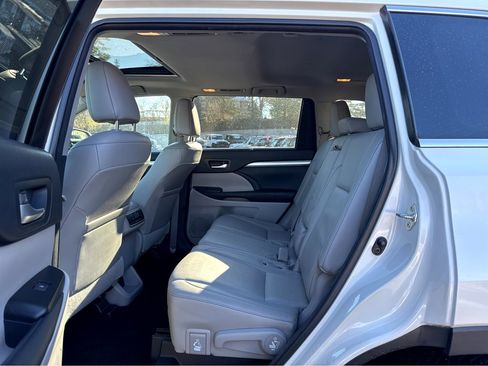 Used 2015 Toyota Highlander XLE image 11