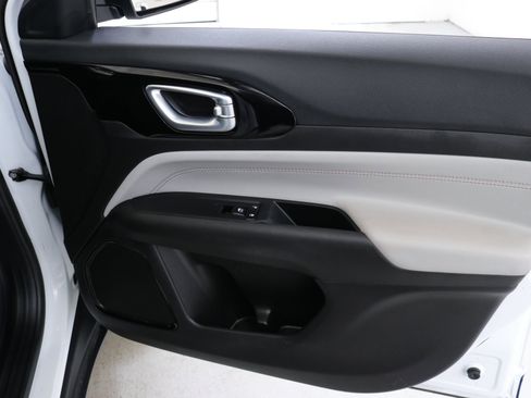 Used 2025 Jeep Compass Limited image 30