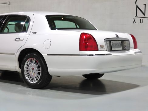 Used 2008 Lincoln Town Car Signature Limited RWD image 29