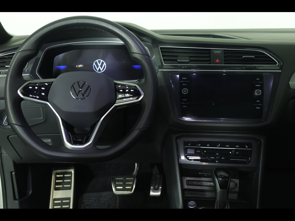 Used 2024 Volkswagen Tiguan SE R-Line AWD/4WD image 17