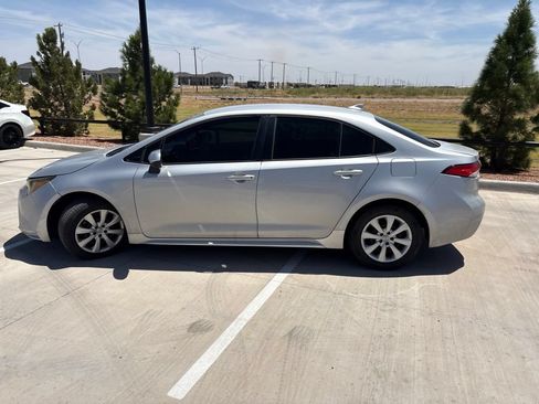 Used 2022 Toyota Corolla LE FWD image 2