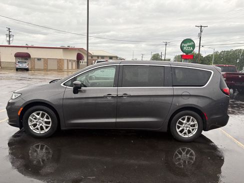 Used 2023 Chrysler Pacifica Touring-L FWD image 23