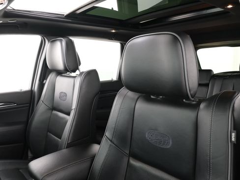 Used 2020 Jeep Grand Cherokee Overland AWD/4WD image 30
