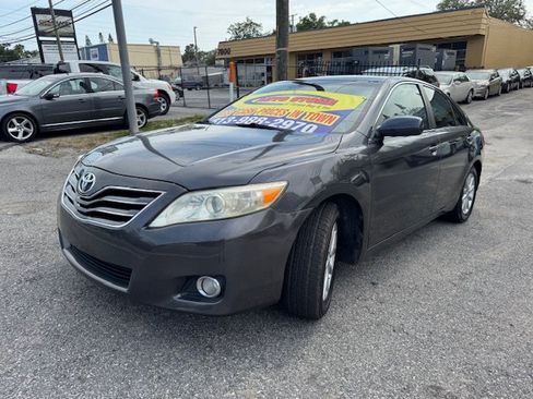 Used 2011 Toyota Camry XLE w/ XLE Extra-Value Pkg #2 image 3