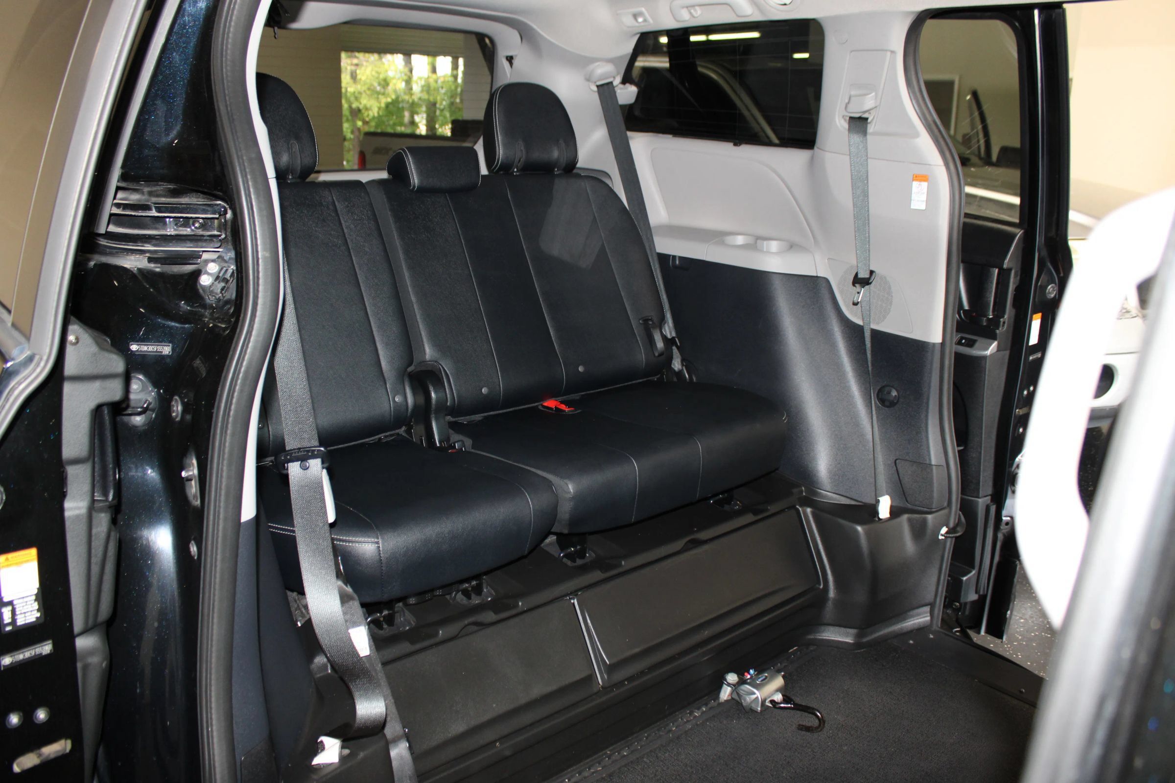 Used 2015 Toyota Sienna SE w/ SE Preferred Package FWD image 43