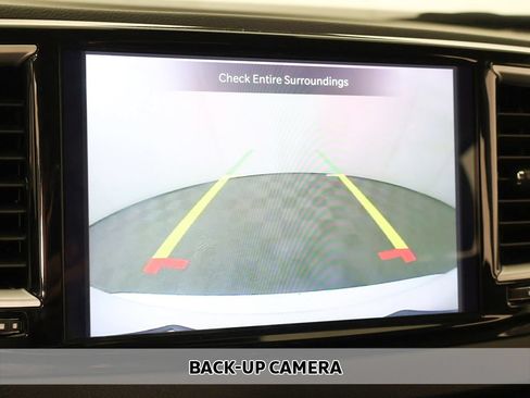 Used 2023 Chrysler Pacifica Touring-L FWD image 5