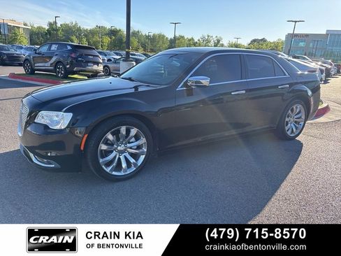 Used 2017 Chrysler 300 C RWD image 6