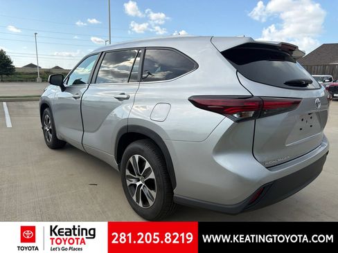 Used 2025 Toyota Highlander XLE FWD image 5