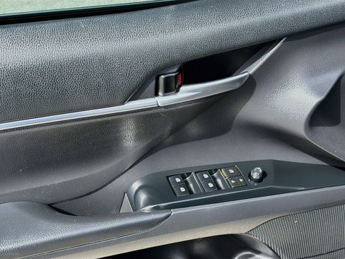 Used 2019 Toyota Camry SE FWD image 14