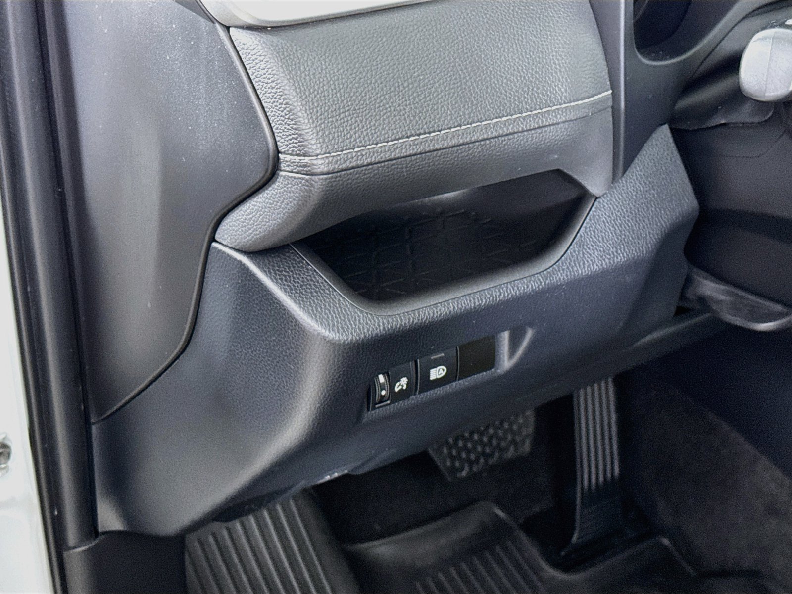 Certified 2023 Toyota RAV4 LE AWD/4WD image 9