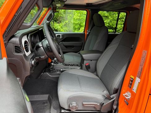 New 2025 Jeep Gladiator Sport image 13