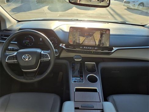 Used 2023 Toyota Sienna XLE image 5