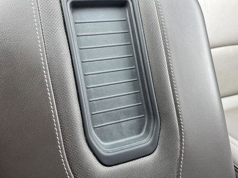 Used 2023 GMC Yukon XL SLT w/ SLT Luxury Package image 17