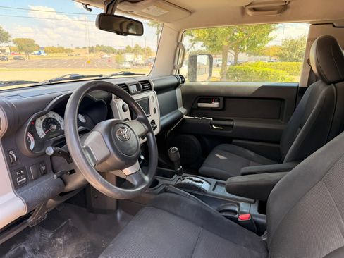 Used 2010 Toyota FJ Cruiser 2WD image 10