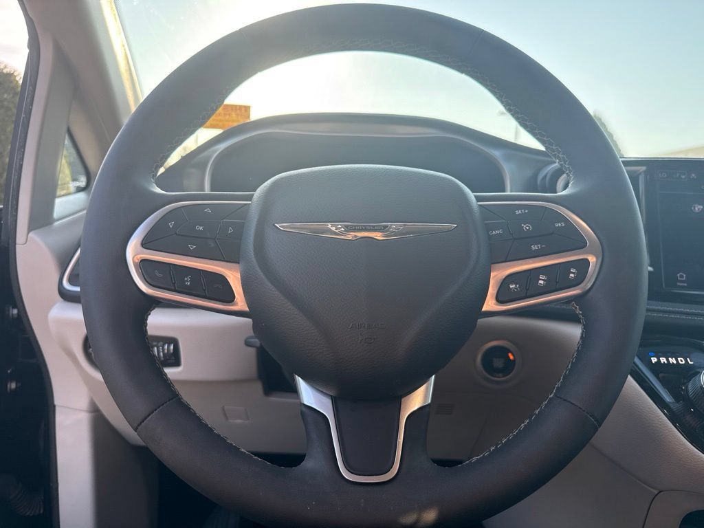 Used 2023 Chrysler Pacifica Touring-L AWD/4WD image 7