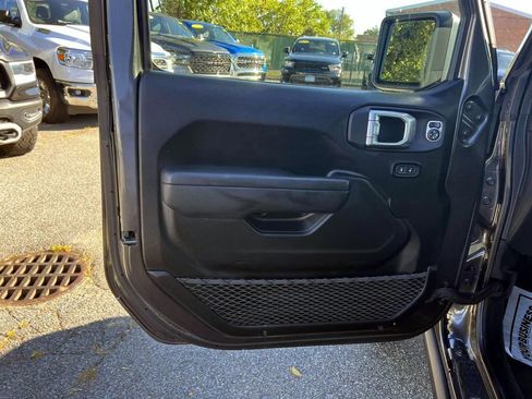 Certified 2024 Jeep Gladiator Sport image 13