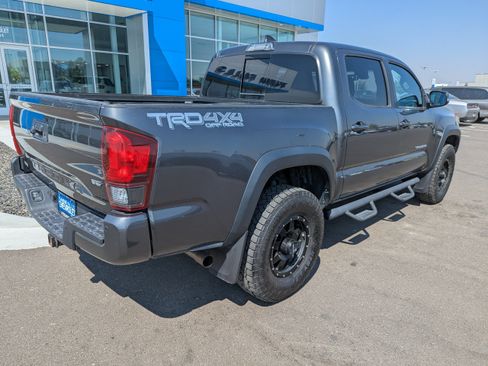 Used 2018 Toyota Tacoma TRD Off-Road w/ Technology Package AWD/4WD image 31